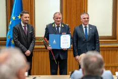 Jožetu Derlinku sta plaketo za humanitarno dejavnost podelila predsednik in podpredsednik državnega sveta Marko Lotrič (desno) in Matjaž Švagan. / Foto: Benjamin Beci/ds