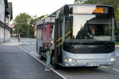 Dodatno označevanje avtobusov, da bi otroci lažje prepoznali pravega, ni dovoljeno. Občina Jesenice zato poziva starše, naj otroke poučijo o prepoznavanju avtobusov glede na vozni red. / Foto: Nik Bertoncelj