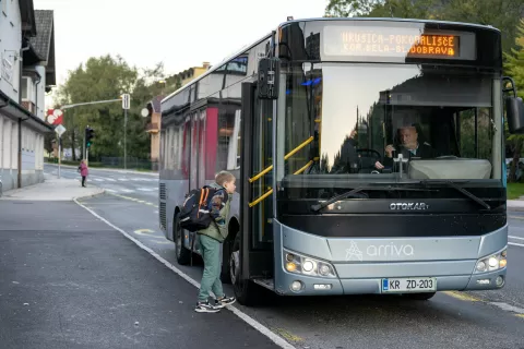 Dodatno označevanje avtobusov, da bi otroci lažje prepoznali pravega, ni dovoljeno. Občina Jesenice zato poziva starše, naj otroke poučijo o prepoznavanju avtobusov glede na vozni red. / Foto: Nik Bertoncelj