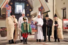 Gostje z Madžarskega s panonskimi jaslicami / Foto: Romarski urad Brezje