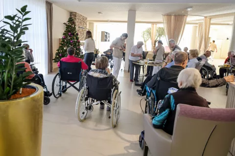 V začetku decembra je v domu bivalo že 37 stanovalcev, ki so ob našem obisku okraševali božično drevo. / Foto: Tina Dokl