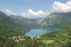 Bohinjsko jezero; na njegovi desni strani je Pršivec, na katerega lahko nadaljujemo pot z Vogarja. / Foto: 