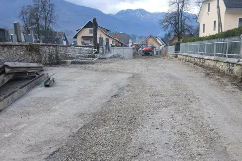 Obnova Ajdovske ceste v središču Bohinjske Bistrice se po enomesečni prekinitvi nadaljuje. / Foto: Marjana Ahačič