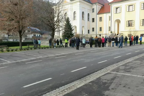 Prenovo parkirnih površin in cest je župnik Slavko Kalan sklenil z blagoslovom, člani domačega kulturno-umetniškega društva pa so pripravili bogat kulturni program. / Foto: Ana Jagodic Dolžan