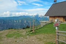 Za pohod na Dovško Rožco je namesto na gozdni cesti dovolj urejenih parkirnih mest na Dovjem in v okolici. / Foto: Arhiv Gorenjskega Glasa