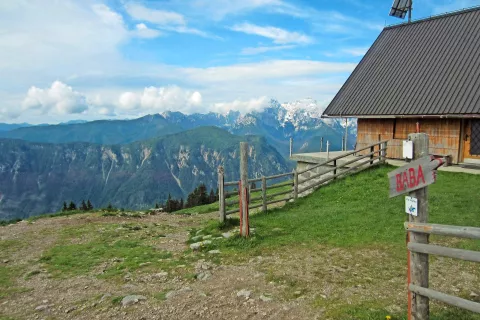 Za pohod na Dovško Rožco je namesto na gozdni cesti dovolj urejenih parkirnih mest na Dovjem in v okolici. / Foto: Arhiv Gorenjskega Glasa