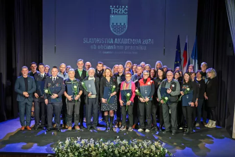 Prejemniki letošnjih županovih in občinskih priznanj v družbi župana Petra Mikliča / Foto: Tina Dokl