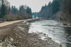 V sklopu projekta je Občina Šenčur sanirala pregrado reke Kokre ter ojačala brežine z gabioni in kamnitimi zložbami. / Foto: Tina Dokl