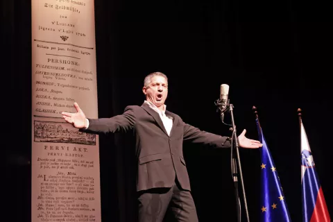 Ivan Andres Arnšek je občinstvo navdušil z odlomki iz Figarove svatbe, opere, ki ima isto osnovo kot Linhartov Matiček se ženi. / Foto: Občina Radovljica
