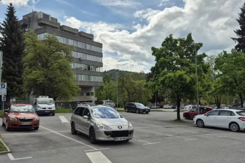 Parkirišča v Škofji Loki so tudi v dopoldanskem času le 40-odstotno zasedena. / Foto: Klara Mrak