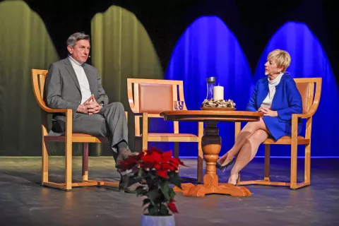 Pogovor z nekdanjim predsednikom države je potekal v Kulturnem hramu Ignacija Borštnika. / Foto: Tina Dokl