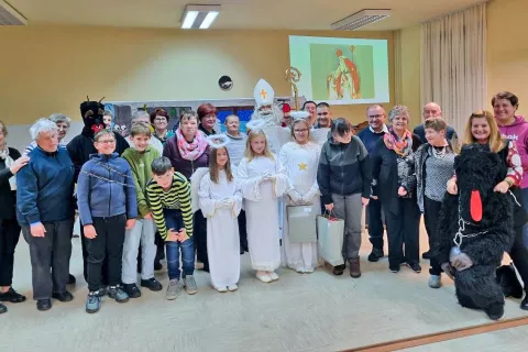 Miklavž je obiskal in obdaril skupino Vera in luč v Šenčurju. / Foto: Arhiv Skupine