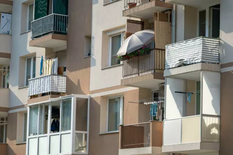 Občina Jesenice ima v lasti 253 stanovanj, a bi jih potrebovala vsaj &scaron;e 150, da bi vsi prosilci lahko dobili občinsko neprofitno najemno stanovanje. Fotografija je simbolična.&nbsp;/ Foto: Nik Bertoncelj