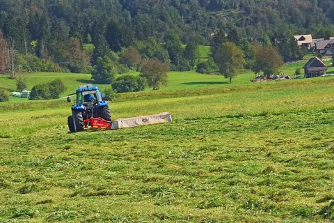 Kmetijska gospodarstva lahko kandidirajo na razpisu za nakup kmetijske mehanizacijo za spravilo krme s travinja. / Foto: Cveto Zaplotnik