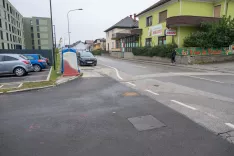 Problematično križišče Bičkove ulice in Delavske ceste v Stražišču z nepravilnim parkiranjem / Foto: Primož Pičulin