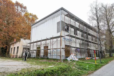 Za obnovo Sokolskega doma so doslej namenili približno milijon evrov, končna vrednost projekta bo znašala več milijonov. / Foto: Tina Dokl