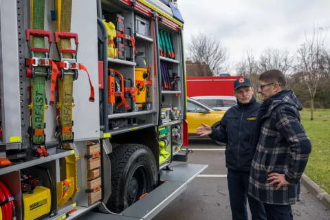 Direktor Gasilske reševalne službe Kranj Tomaž Vilfan in kranjski župan Matjaž Rakovec med ogledom novega vozila / Foto: Primož Pičulin