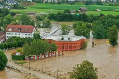 Lani avgusta sta bili v Medvodah poplavljeni tudi občinski stavbi (na sliki levo), ki ju zdaj sanirajo. / Foto: Arhiv Občine Medvode