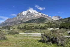 Začetek poti proti in pogled na gorovje parka, kjer se v ozadju že prikazujejo slavni granitni stolpi. / Foto:  