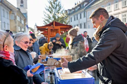 Okusna golaž in ričet sta vsem šla v slast. / Foto: Primož Pičulin