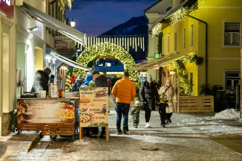 Tudi v Kranjski Gori v prazničnih dneh beležijo dobro zasedenost turističnih kapacitet, ki se giblje med 90 in 95 odstotki. / Foto: Nik Bertoncelj