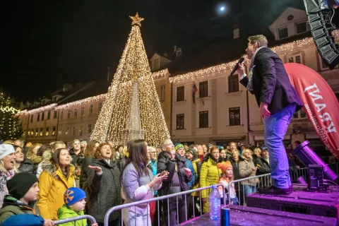 Kranjčani bodo prihod novega leta pričakali na Glavnem trgu v družbi Marka Vozlja in Mojstrov, ki bodo na oder stopili ob 22. uri. / Foto: Primož Pičulin, Arhiv Gorenjskega Glasa