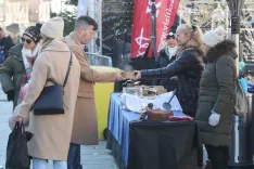 Z dobrodelnim kuhanjem golaža in ričeta ter bazarjem kranjskih šol bodo jutri zbirali prostovoljne prispevke za humanitarno akcijo V Kranju dobro v srcu mislimo. / Foto: Gorazd Kavčič, arhiv GG