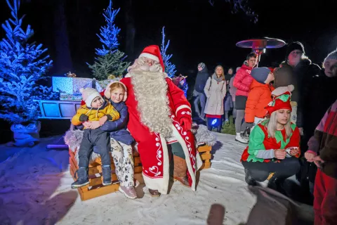 Joulupukkija so v Parku Brdo pričakali številni otroci, ki so se z njim tudi fotografirali. / Foto: Tina Dokl