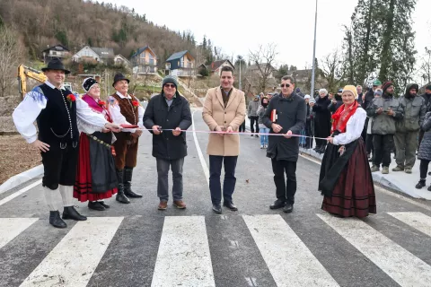 Most čez reko Kokro so odprli s slavnostnim prerezom traku. Čast je pripadla Ivanu Hrženjaku, Roku Robleku in Pavlu Okolišu. / Foto: Tina Dokl