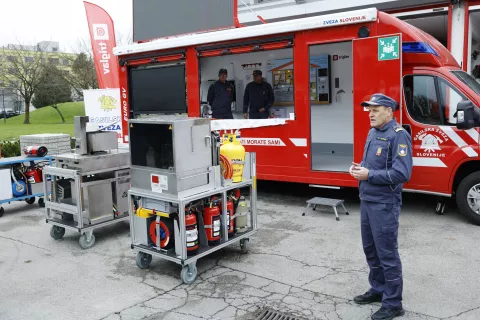 Gasilska zveza Slovenije s podporo Zavarovalnice Triglav predstavila edinstveno preventivno gasilsko vozilo - potujočo gasilsko učilnico, dogodek, gasilci, ilustracija / Foto: Borut Živulović/bobo