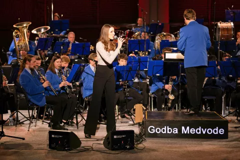 Medvoški godbeniki z glasbeno gostjo večera, pevko Moniko Avsenik / Foto: Peter Košenina