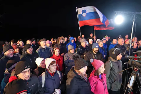 Na Sv. Jakobu nad Medvodami se ob dnevu samostojnosti in enotnosti vsako leto zbere veliko ljudi. / Foto: Iztok Pipan