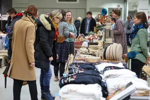 Letos je Božični sejem v okviru Izložb domišljije potekal v prvem nadstropju nekdanje Name in je bil zelo dobro obiskan. / Foto: Tina Dokl