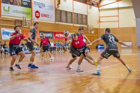 Škofjeloški rokometaši so pred nadaljevanjem sezone zadovoljni s sedmim mestom. / Foto: Primož Pičulin