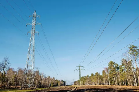 Brez regulacije bi bil po izračunih ministrstva končni račun za električno energijo za 34 odstotkov višji, kot je znašal račun za prejšnji mesec. / Foto: Primož Pičulin