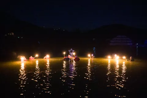 Tokrat bo božično drevesce v soju lučk žarelo pod jezersko gladino. / Foto: Primož Pičulin