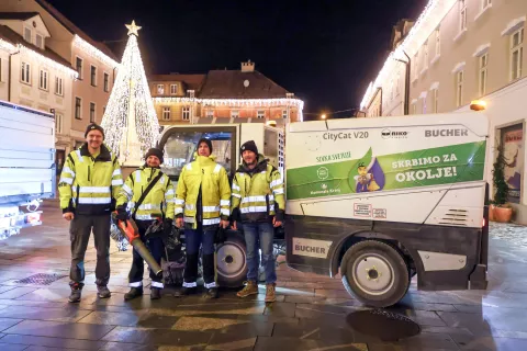 Ekipa Komunale Kranj na Glavnem trgu v Kranju / Foto: Tina Dokl