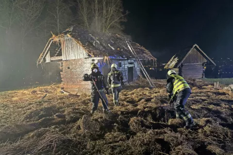 V nedeljo je zagorela dvocelična kašča, ki je postavljena kot muzej na prostem ob gradu Zaprice. / Foto: Arhiv Pgd Kamnik