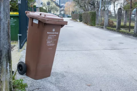 Predračunska cena za zbiranje biološko razgradljivih odpadkov je za 8,4 odstotka nižja kot v prejšnjem letu. / Foto: Primož Pičulin