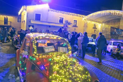 Letošnja dobrodelna razstava okrašenih vozil je bila že tretjič tudi v Škofji Loki, kjer so zbirali prostovoljne prispevke za Matica. / Foto: Vilma Stanovnik