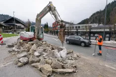 Sredi petkovega dopoldneva so skalno gmoto razdrobili delavci Gorenjske gradbene družbe. / Foto: Simon Benedičič