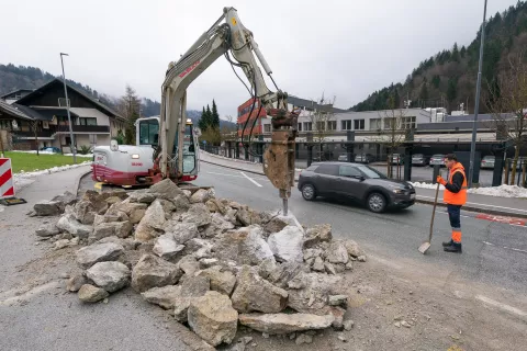 Sredi petkovega dopoldneva so skalno gmoto razdrobili delavci Gorenjske gradbene družbe. / Foto: Simon Benedičič