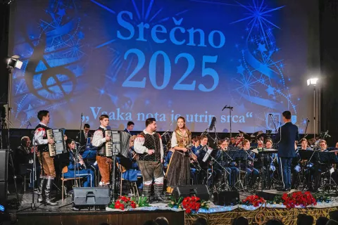 Jeseniški godbeniki so letos navdušili z Avsenikovo glasbo in gosti večera: Sašem Avsenikom, Lucijo Selak in Luko Seškom, na harmoniki pa se jim je pridružil mladi Martin Jakopič. / Foto: Nik Bertoncelj