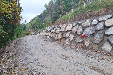Občina končuje sanacijo plazov na lokalni cesti od naselja Četena Ravan do Zaprevala. / Foto: Arhiv Občine