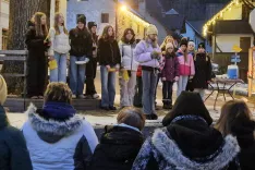 O običajih v Podkorenu so pripovedovali in tudi zapeli učenci Osnovne šole Josipa Vandota Kranjska Gora. / Foto: Suzana P. Kovačič