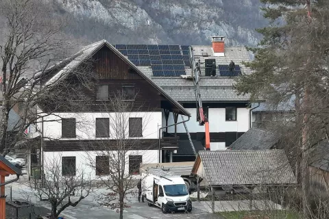 Ena od devetih sončnih elektrarn je tudi na strehi nekdanjega vrtca v središču Bohinjske Bistrice. / Foto: Občina Bohinj