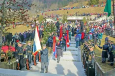 Prireditev Po stezah partizanske Jelovice poteka že oseminšestdeset let. Na fotografiji je lanska slovesnost v Dražgošah. / Foto: Tina Dokl, Arhiv Gg