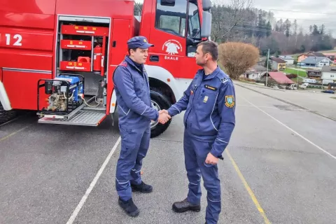 Ob primopredaji ključev, ki jih je predsedniku PGD Olševek Mateju Ostermanu (desno) izročil predsednika PGD Škale Miha Hrvacki (levo) / Foto: Arhiv Pgd Olševek