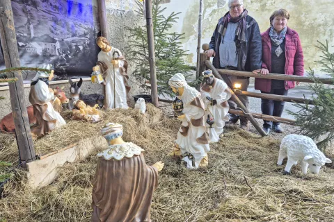 Zakonca Kokelj sta jaslice, ki kraljujejo sredi Poljan, postavila pred Marjetino rojstno hišo nasproti gostilne Na Vidmu. / Foto: Klara Mrak