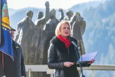 Slavnostna govornica predsednica Državnega zbora Republike Slovenije mag. Urška Klakočar Zupančič med govorom v Dražgošah. / Foto: Primož Pičulin